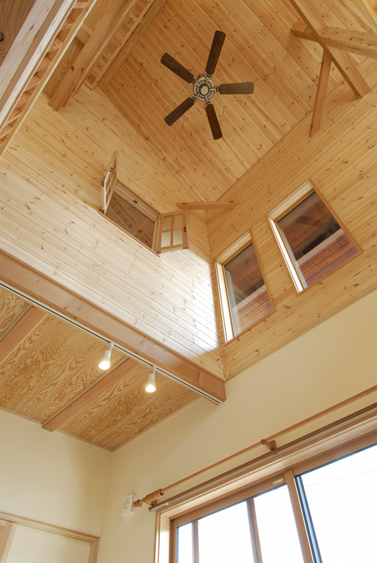 丸太とパインの家