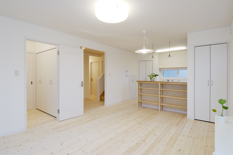 南フランス調の色合いを持つ木造2階建ての住宅