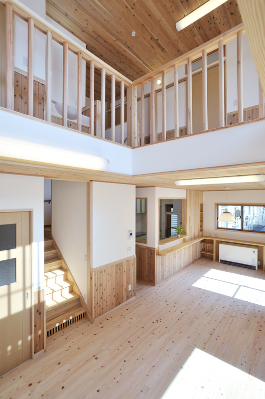 自然素材の良き香りと、断熱住宅が提供する大きな空間