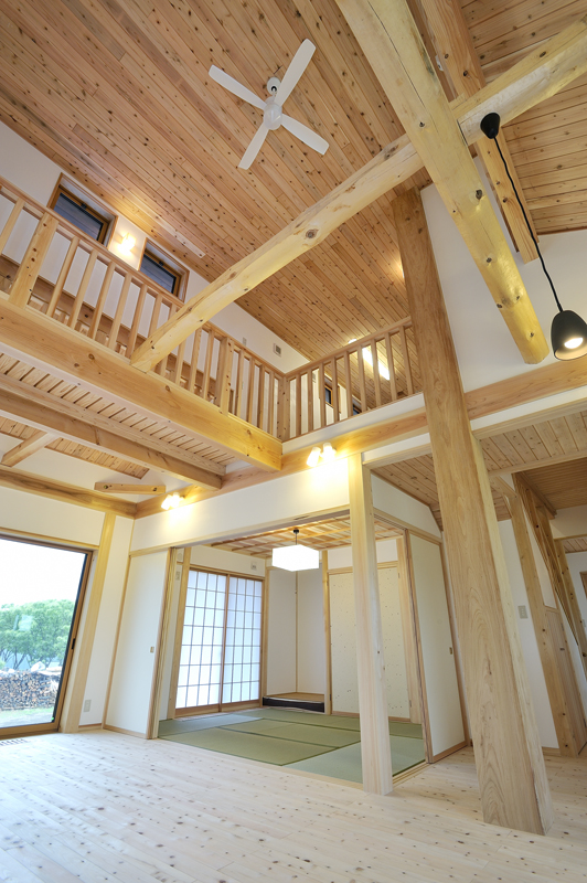 夏の換気通風に効果が期待できる、越し屋根のある住宅