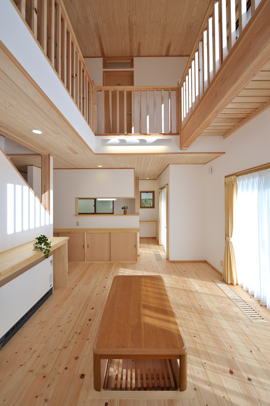 檜の香りと漆喰、珪藻土など自然素材の木造二階建住宅