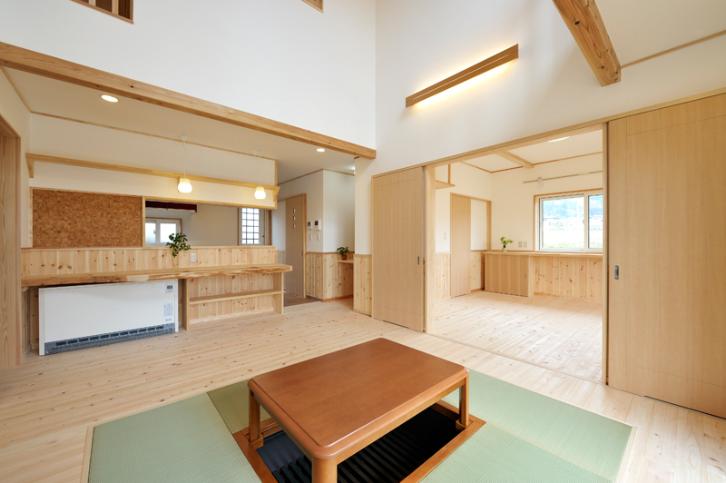 大きな吹き抜けと屋根断熱が作る空間