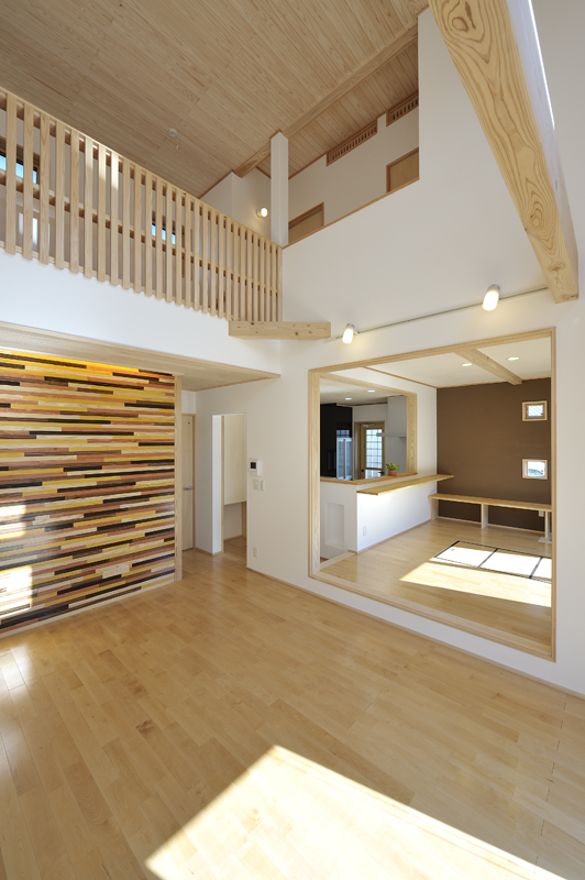 屋根の上の太陽光発電が楽しみな住宅