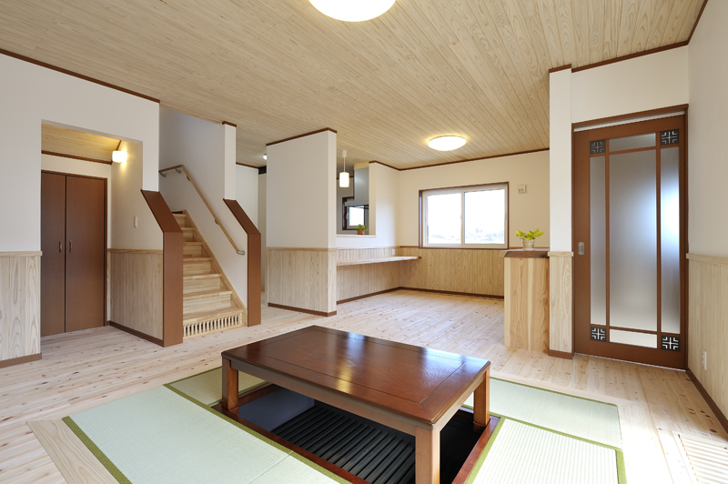 古き良き時代を連想させる漆喰壁と和型の瓦の住宅