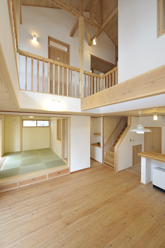 エコキュートを使用した暖房、ガルバ二ウム鋼板葺き屋根の住宅