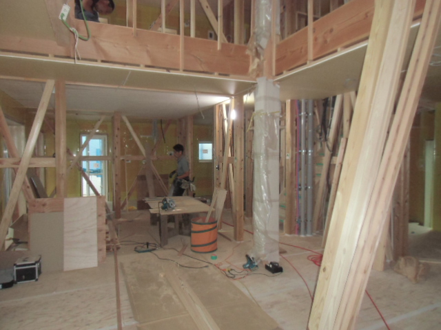 むもうすぐ300ミリ断熱の住宅完成します。