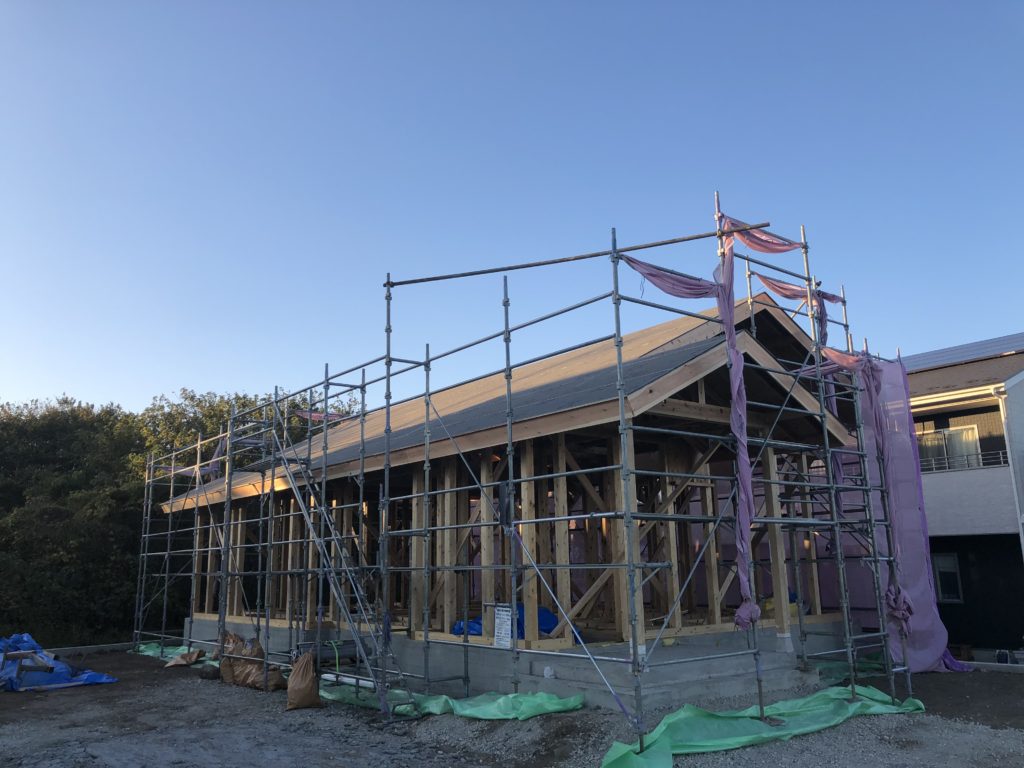 動線を考えた自然素材の平屋が上棟しました。