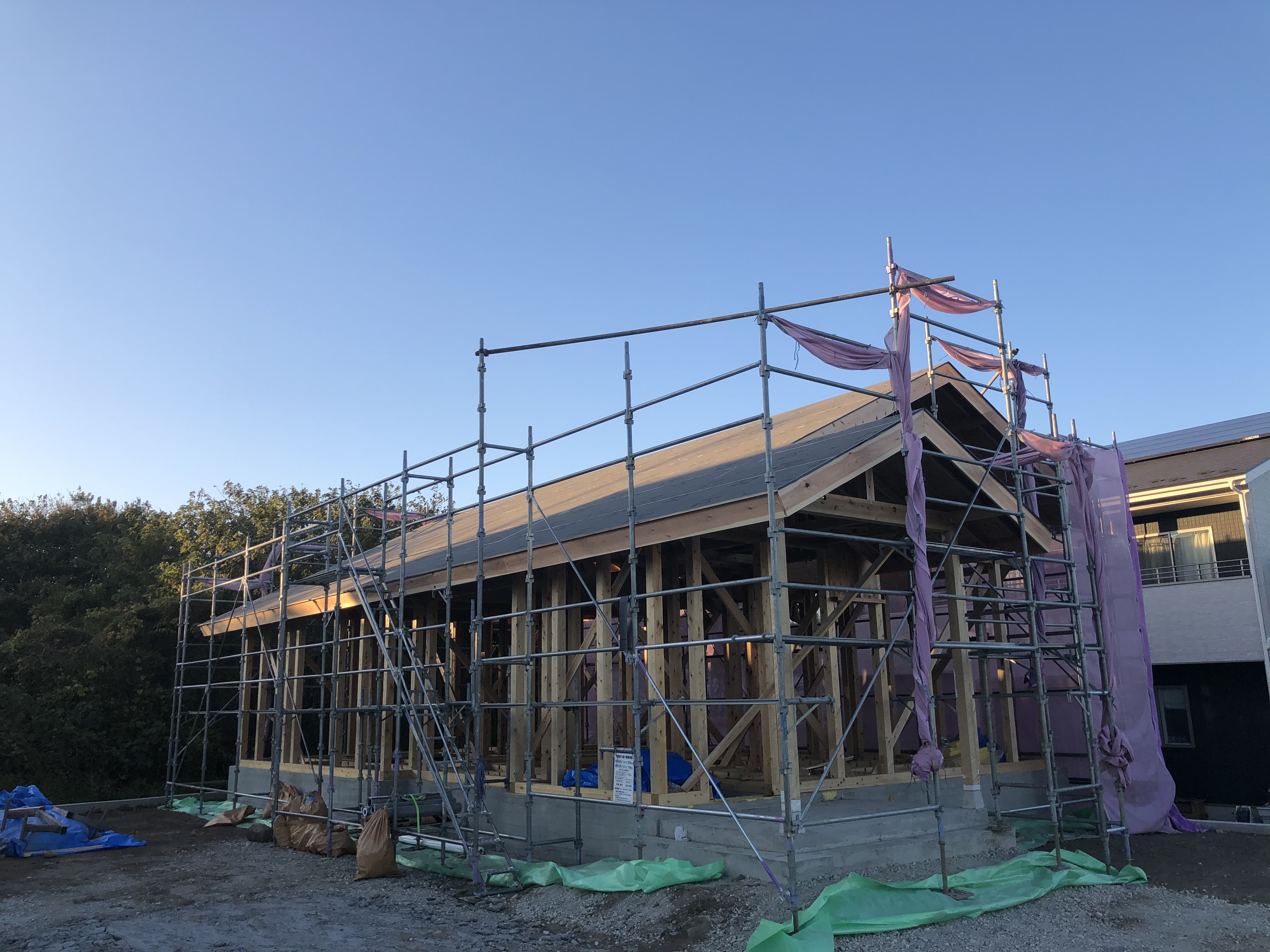 動線を考えた自然素材の平屋が上棟しました。